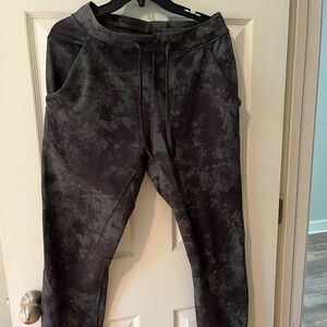 Mens Lululemon joggers in a gray and black print size small